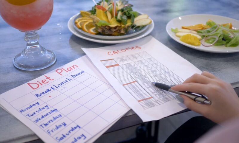 osoba pravi nedeljni jelnovnik