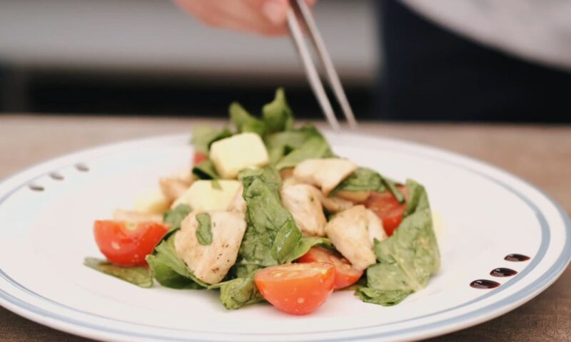 prikaz zdrave pripremljene pileće salate