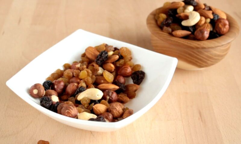 prikaz orašastih plodova u činiji