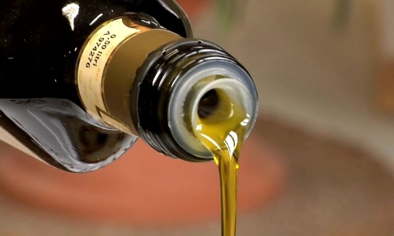 osoba sipa malinovo ulje iz flaše