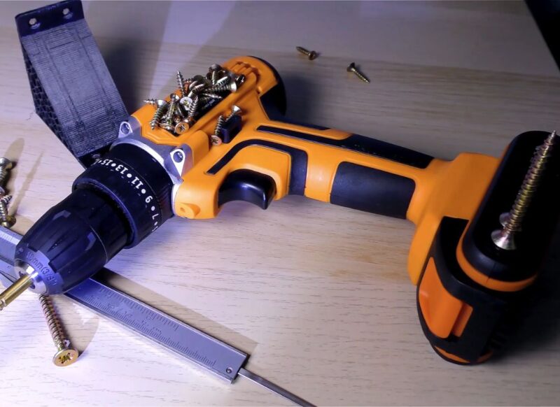 Akumulatorska bušilica na stolu sa štafovima