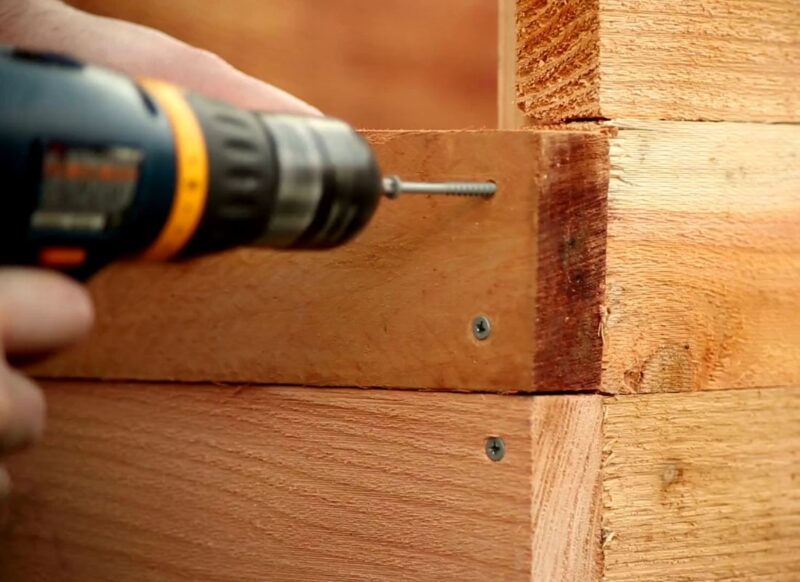 osoba koristi brušilicu 