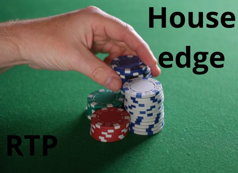 osoba drži žetone za poker u ruci na zelenoj podlozi