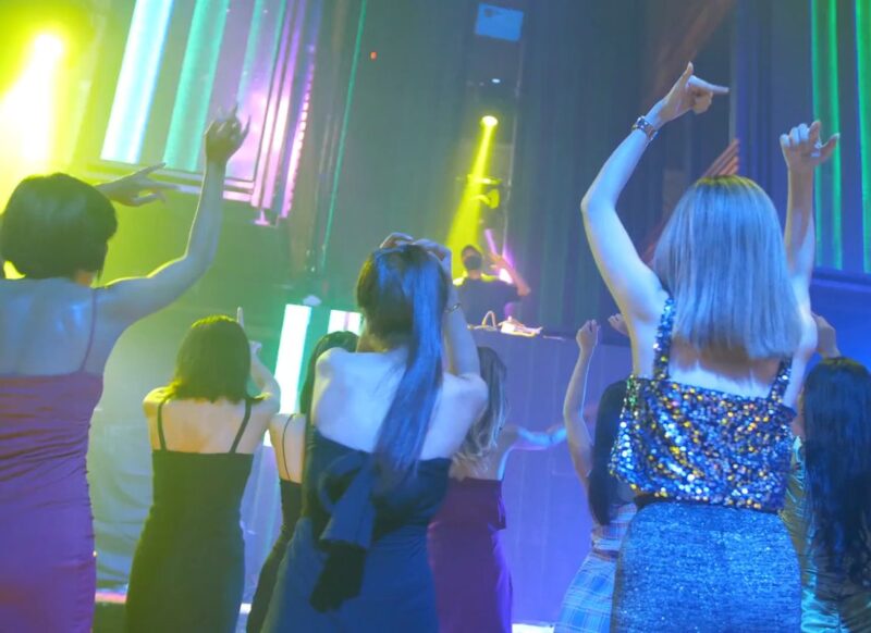 devojke igraju na splavu