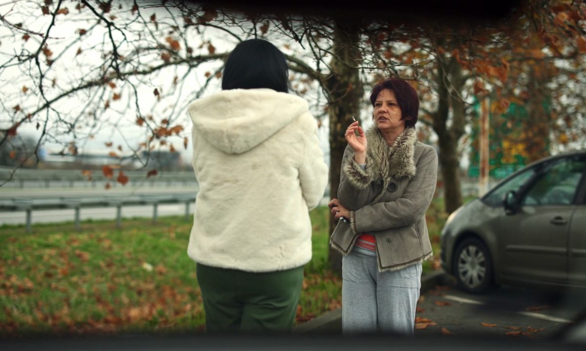 sve žene prave pauzu od vožnje uz cigaretu