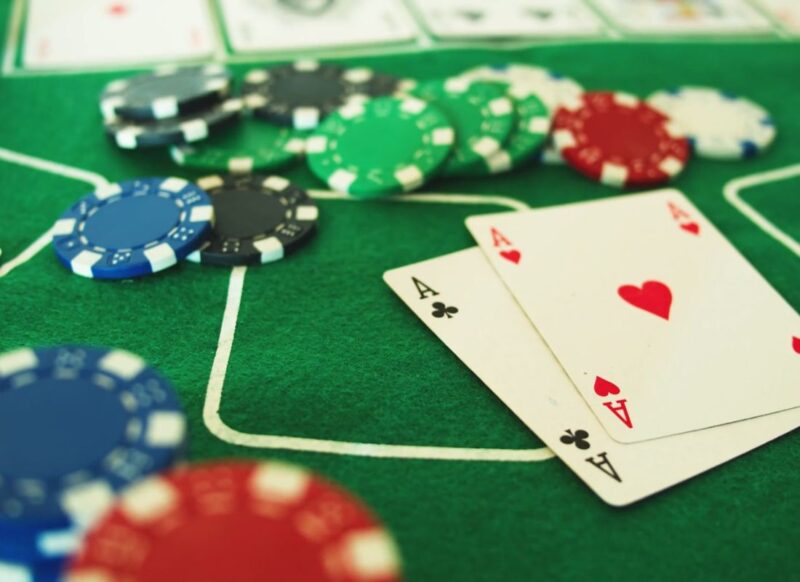 podloga za poker sa kartama i žetonima