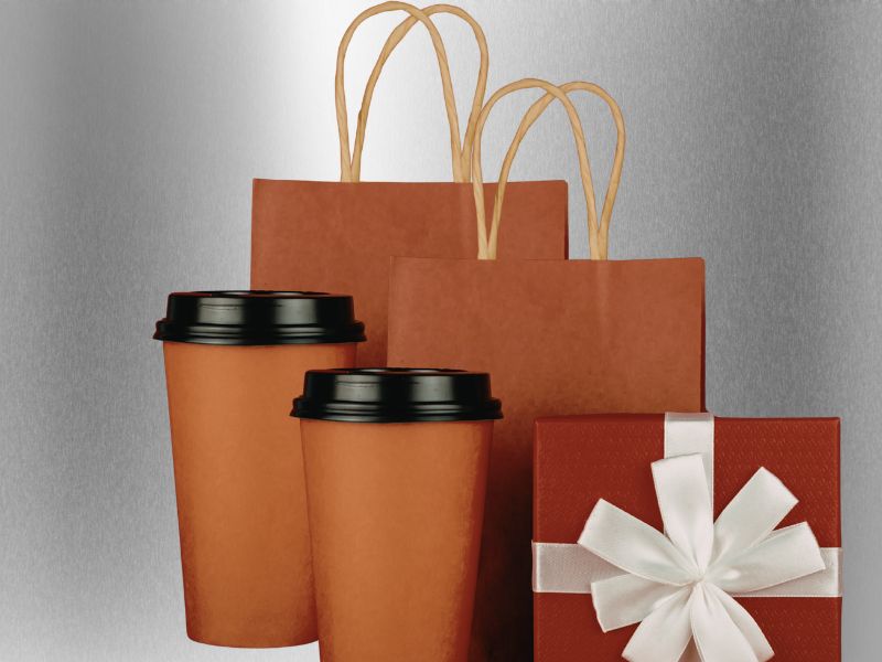 prikaz poslovnog poklona, čaša za kafu, kesa za poklon i kutija sa poklonom sve u krem boji na sivoj pozadini