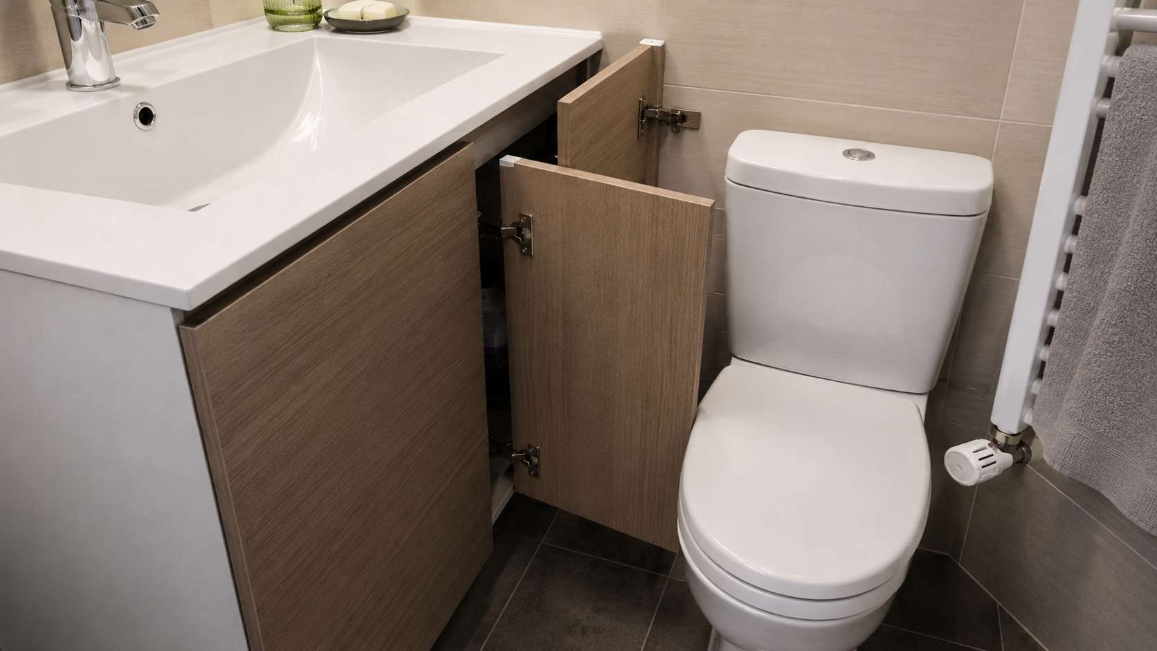 Vrata kupatilskog ormarića ne mogu potpuno da se otvore zbog loše postavljene WC šolje.